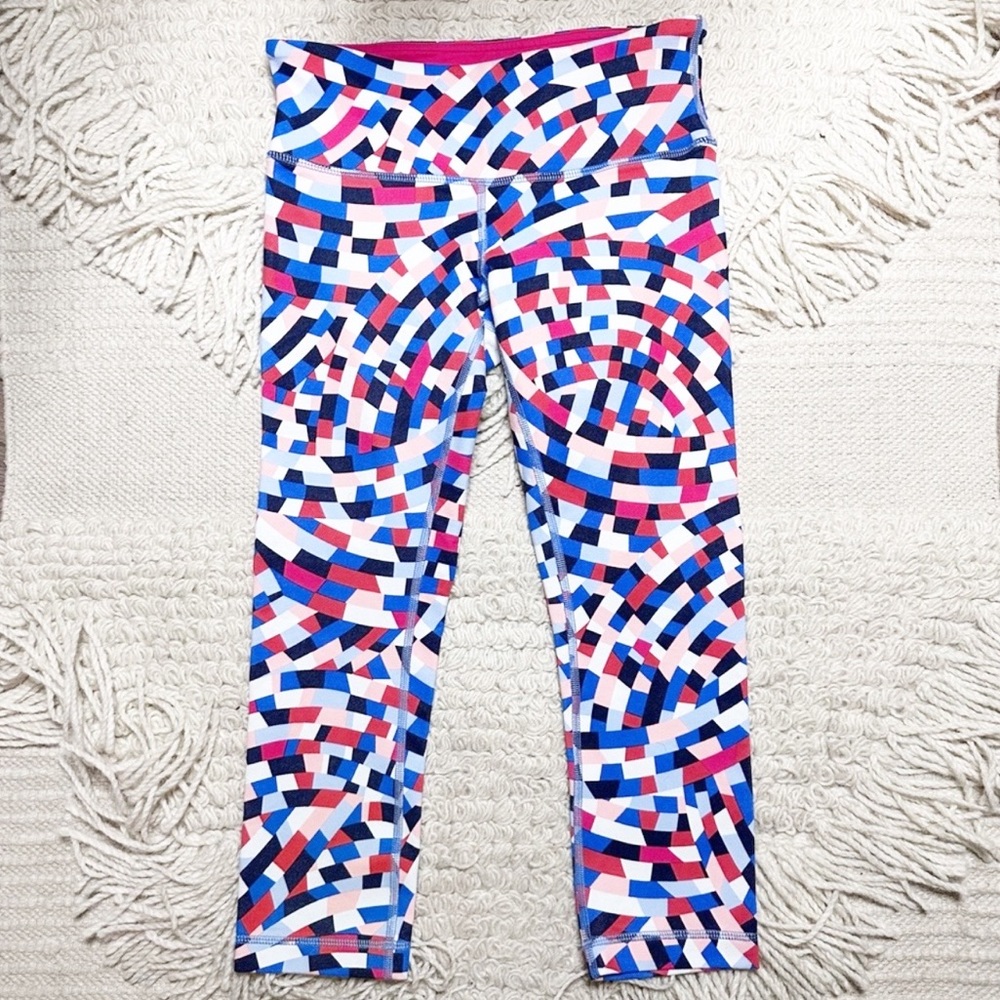LULULEMON red, white, blue Capoeira print Wunder Under Crop III leggings 6